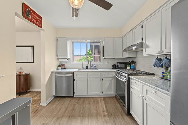 1774 Gloucester Court C, Wheaton, IL 60189