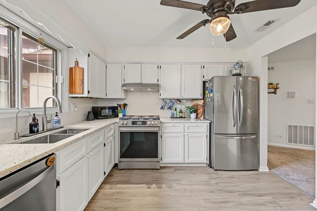 1774 Gloucester Court C, Wheaton, IL 60189
