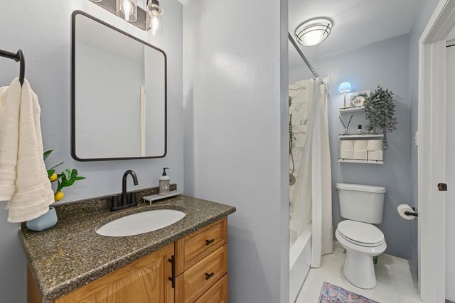 1774 Gloucester Court C, Wheaton, IL 60189