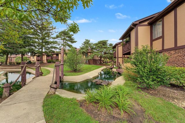 1774 Gloucester Court C, Wheaton, IL 60189