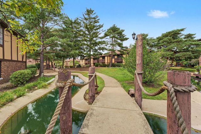 1774 Gloucester Court C, Wheaton, IL 60189