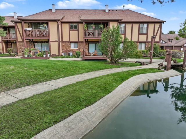 1774 Gloucester Court C, Wheaton, IL 60189