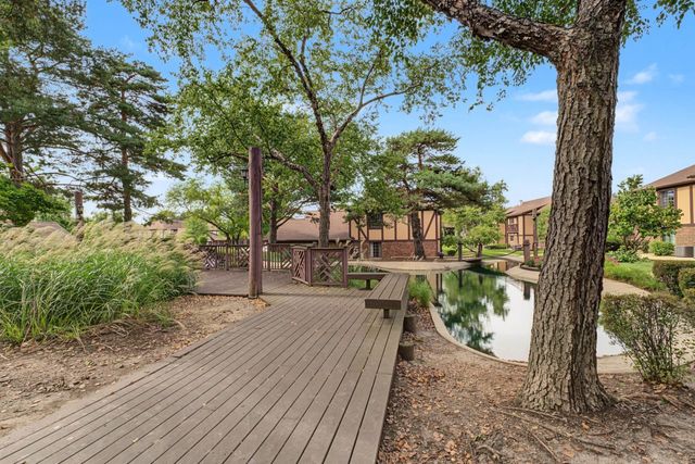 1774 Gloucester Court C, Wheaton, IL 60189