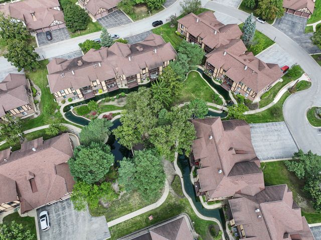 1774 Gloucester Court C, Wheaton, IL 60189