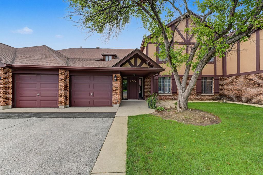 1774 Gloucester Court C, Wheaton, IL 60189