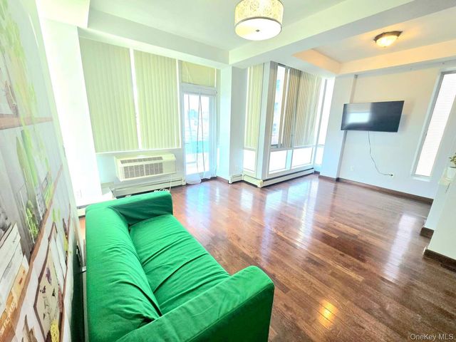 42-05 Parsons Boulevard 2A+P5, Flushing, NY 11355