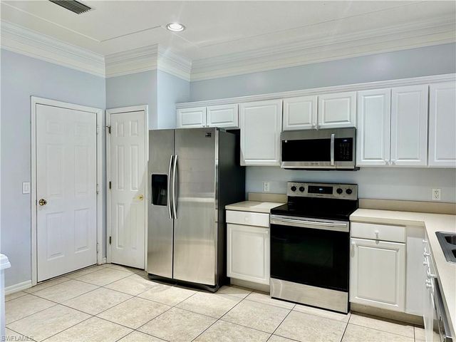 1164 Oxford LN 29, Naples, FL 34105