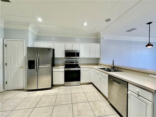 1164 Oxford LN 29, Naples, FL 34105