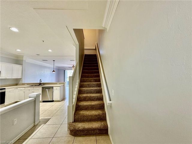 1164 Oxford LN 29, Naples, FL 34105