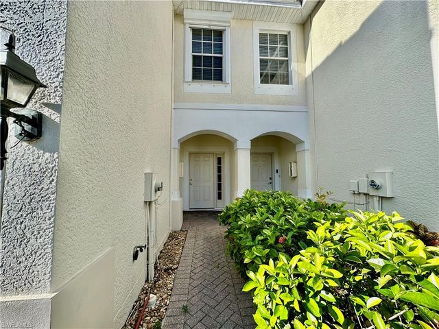 1164 Oxford LN 29, Naples, FL 34105