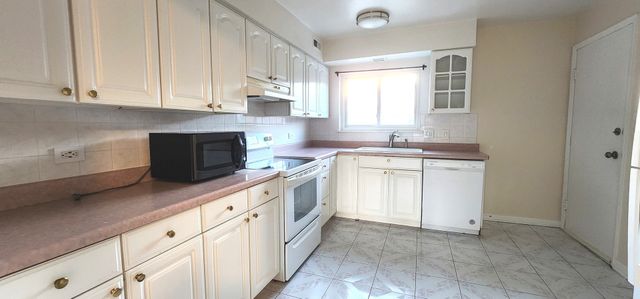 9461 Bay Colony Drive 2S, Des Plaines, IL 60016