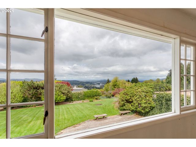 813 SKYLAND Dr, Lake Oswego, OR 97034