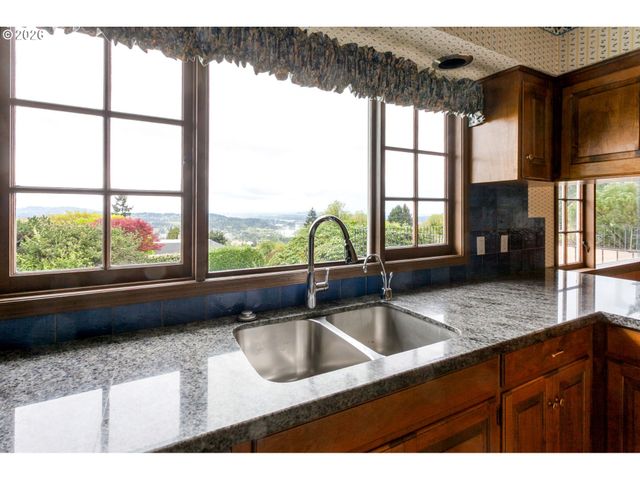 813 SKYLAND Dr, Lake Oswego, OR 97034