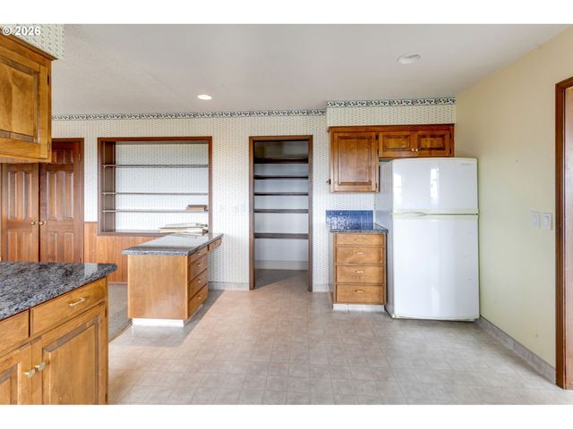 813 SKYLAND Dr, Lake Oswego, OR 97034