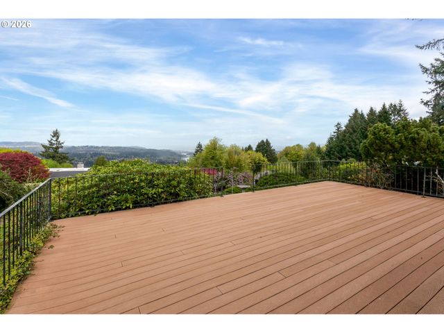 813 SKYLAND Dr, Lake Oswego, OR 97034