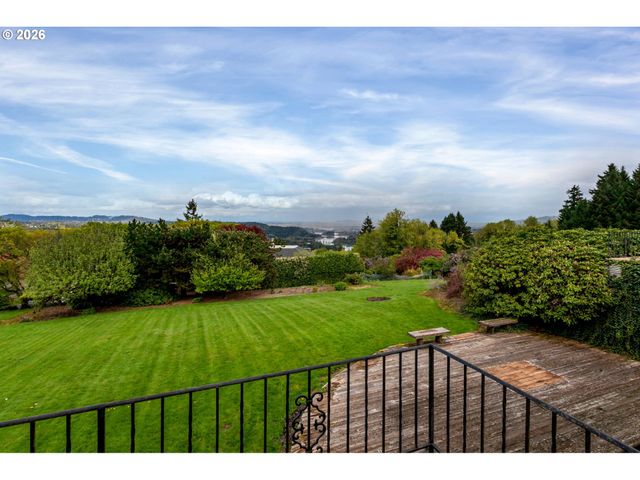 813 SKYLAND Dr, Lake Oswego, OR 97034