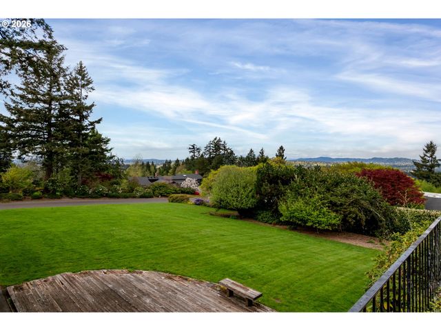 813 SKYLAND Dr, Lake Oswego, OR 97034