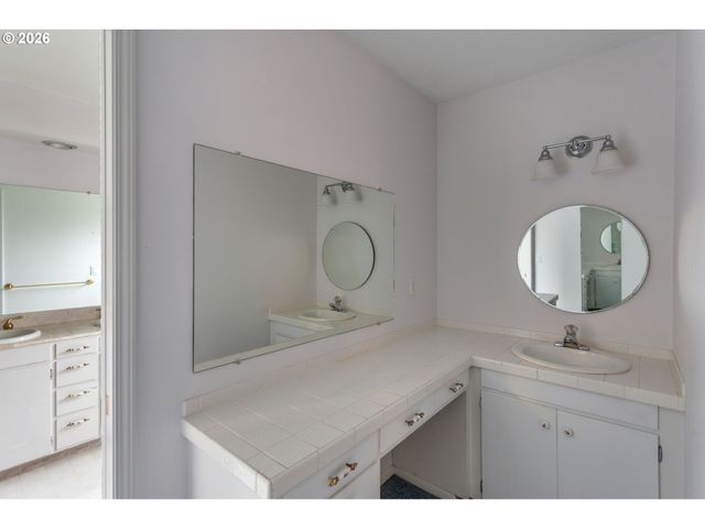 813 SKYLAND Dr, Lake Oswego, OR 97034