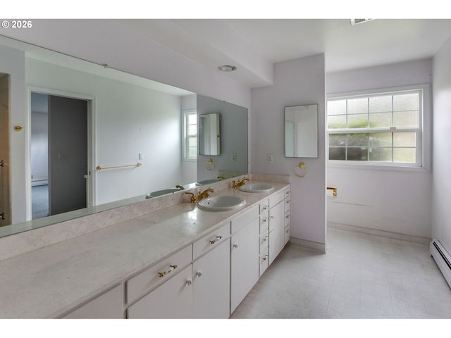 813 SKYLAND Dr, Lake Oswego, OR 97034