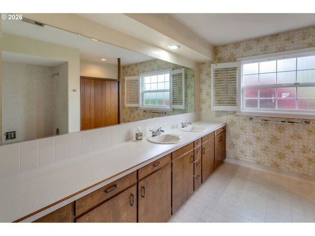 813 SKYLAND Dr, Lake Oswego, OR 97034