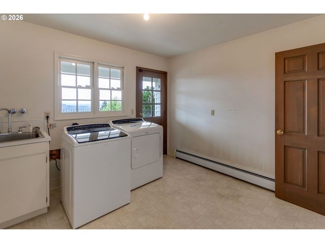 813 SKYLAND Dr, Lake Oswego, OR 97034