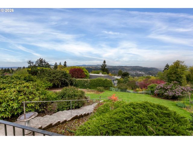 813 SKYLAND Dr, Lake Oswego, OR 97034