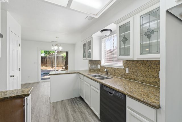 710 W Wren Drive, Visalia, CA 93291