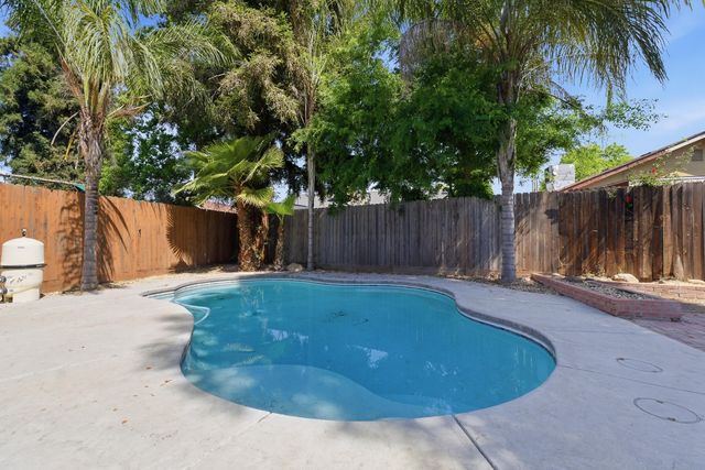 710 W Wren Drive, Visalia, CA 93291