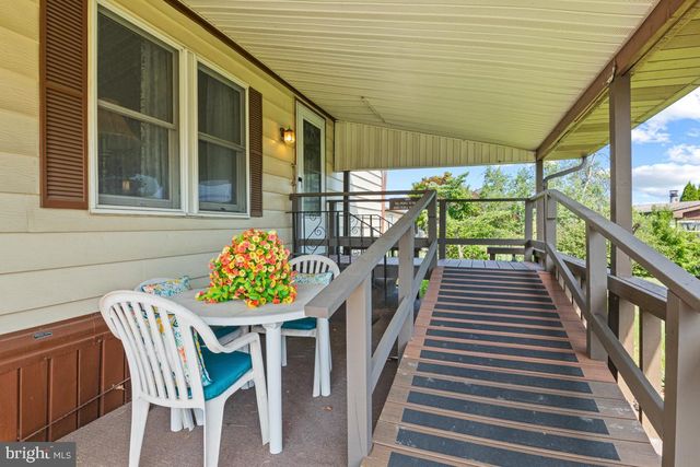 189 UPLAND CT, North Wales, PA 19454