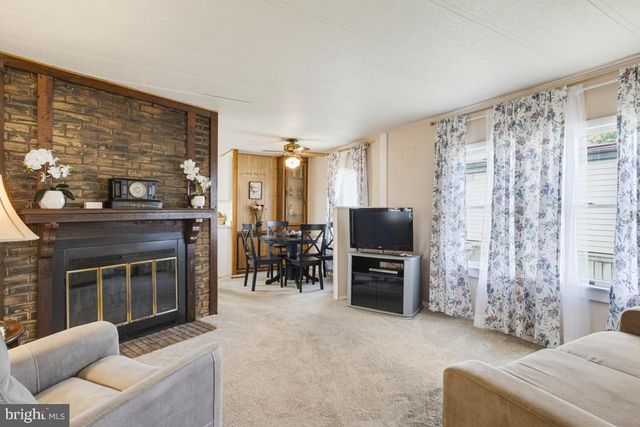 189 UPLAND CT, North Wales, PA 19454