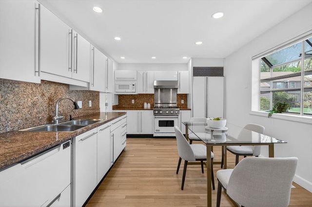 8 Heathwood Ln 8, Brookline, MA 02467