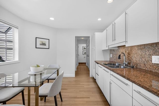 8 Heathwood Ln 8, Brookline, MA 02467