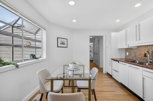 8 Heathwood Ln 8, Brookline, MA 02467