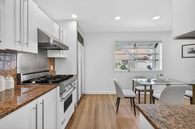 8 Heathwood Ln 8, Brookline, MA 02467