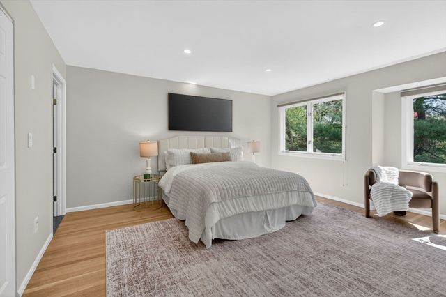 8 Heathwood Ln 8, Brookline, MA 02467