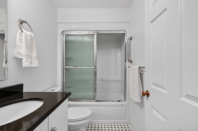 8 Heathwood Ln 8, Brookline, MA 02467