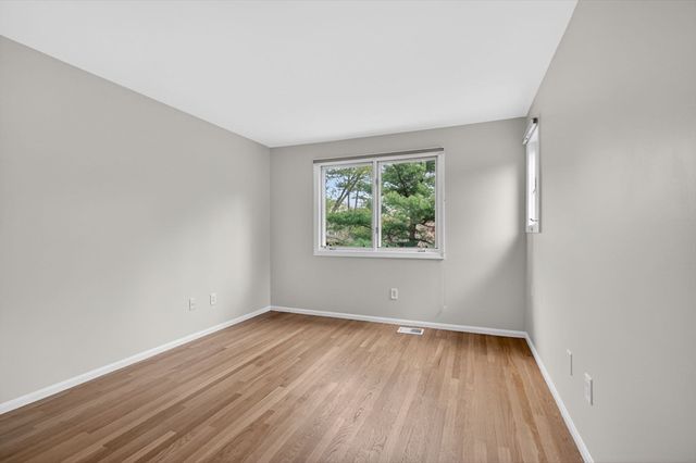 8 Heathwood Ln 8, Brookline, MA 02467