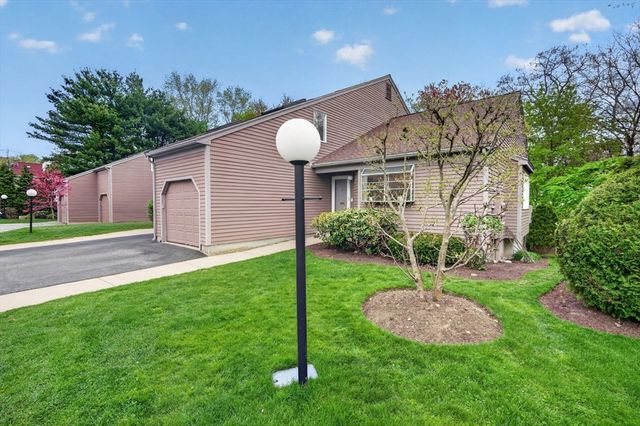 8 Heathwood Ln 8, Brookline, MA 02467