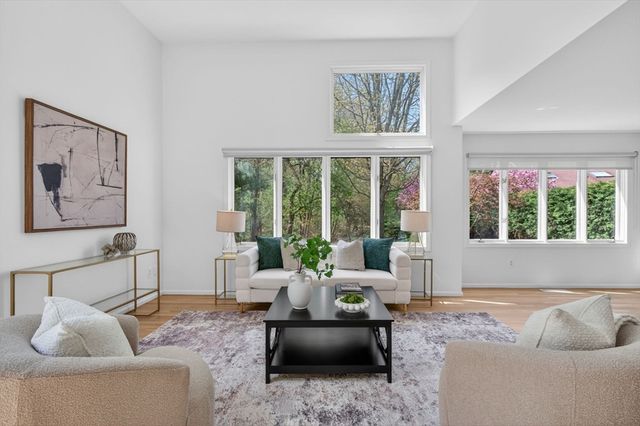 8 Heathwood Ln 8, Brookline, MA 02467