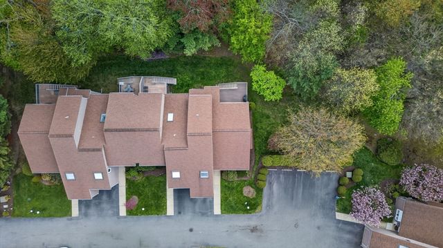 8 Heathwood Ln 8, Brookline, MA 02467