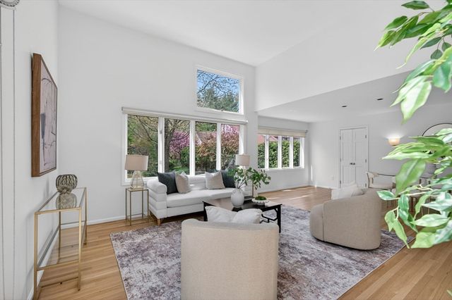 8 Heathwood Ln 8, Brookline, MA 02467