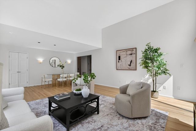 8 Heathwood Ln 8, Brookline, MA 02467