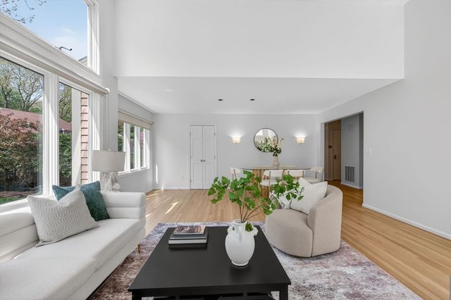 8 Heathwood Ln 8, Brookline, MA 02467