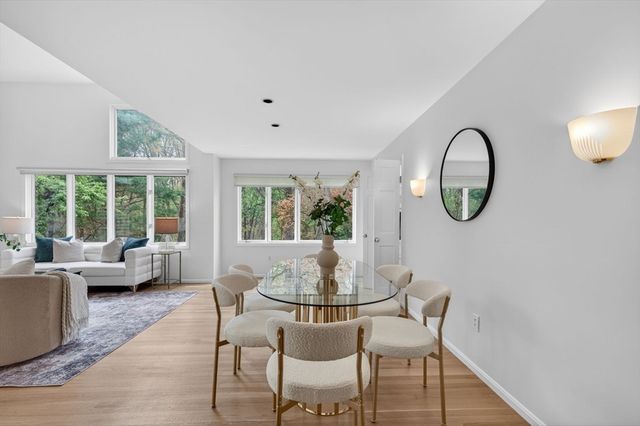 8 Heathwood Ln 8, Brookline, MA 02467