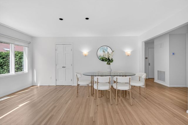8 Heathwood Ln 8, Brookline, MA 02467