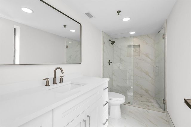 7290 Kinghurst Drive 301, Delray Beach, FL 33446