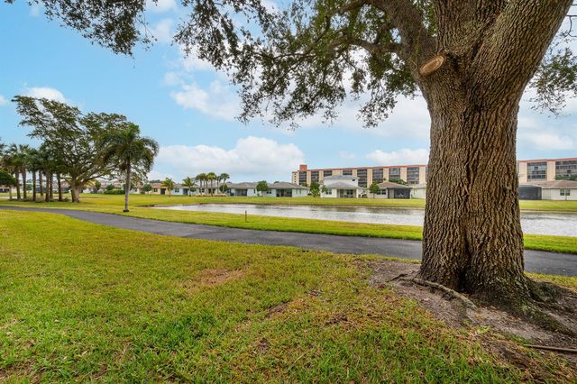 7290 Kinghurst Drive 301, Delray Beach, FL 33446