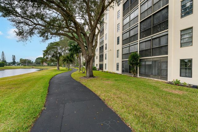 7290 Kinghurst Drive 301, Delray Beach, FL 33446