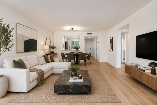 7290 Kinghurst Drive 301, Delray Beach, FL 33446