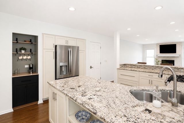 129 N Windsor Circle, Bloomingdale, IL 60108